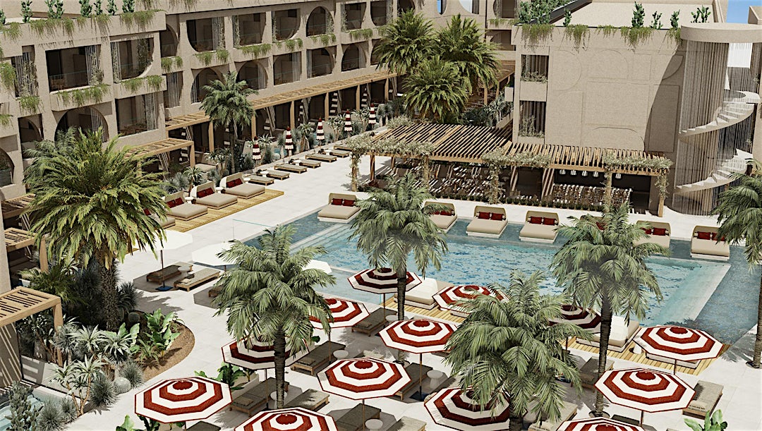 Udsigt over hotelkompleks med pool omgivet af solsenge og palmer..