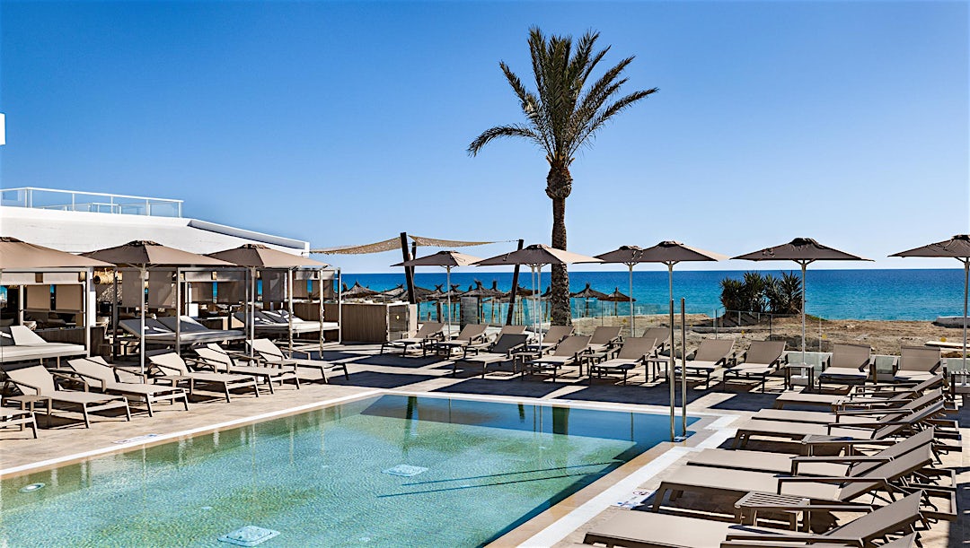 Poolområde med liggestole på Riu Palace La Mola i Spanien